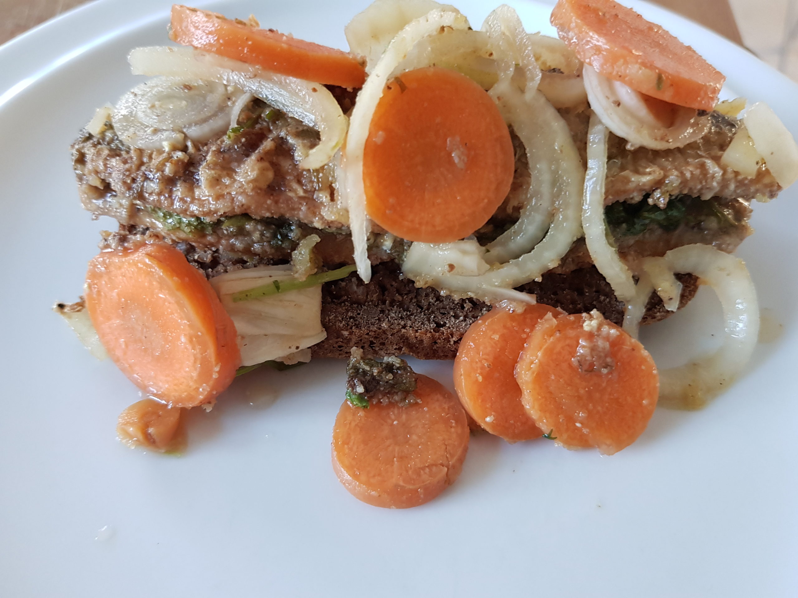 Stegte sild imed gulerødder