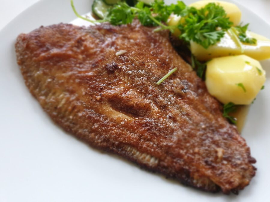 Smørstegt rødspætte med kartofler - Hvad Drikker Man Til?